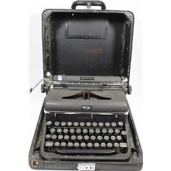 ANTIQUE ROYAL QUIET DELUXE TYPEWRITER