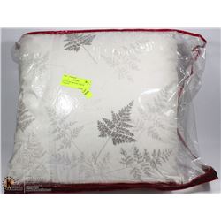 PAIR OF DECORATIVE THROW CUSHIONS