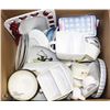 Image 1 : ESTATE BOX WITH COLLECTIBLE DISHES AND MORE