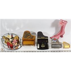 BOX OF ESTATE ORNAMENTS