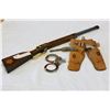 Image 2 : PAIR OF HAND CUFFS AND TOY GUNS IN HOLSTER