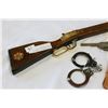 Image 3 : PAIR OF HAND CUFFS AND TOY GUNS IN HOLSTER