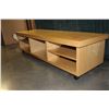 Image 2 : MAPLE ROLLING COFFEE TABLE