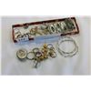 Image 2 : TRAY OF RINGS AND SILVER TONE ESTATE JEWELLRY