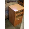 Image 2 : 3 DRAWER MAPLE NIGHTSTAND