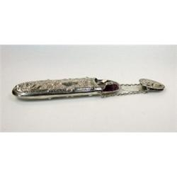 A Victorian Lady's silver spectacles case by Deakin and Francis, Birmingham 1899, oblong with flora.