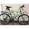 Image 2 : 2 BIKES: PAIR OF GREEN FUJI DISCOVERY MOUNTAIN BIKES