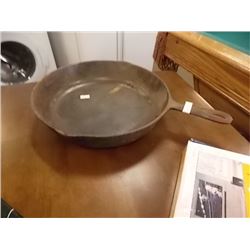 CAST IRON FRYING PAN - N8 - MADE IN USA