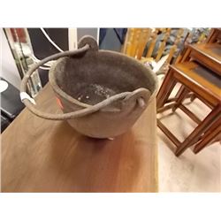 VINTAGE CAST IRON MELTING POT WITH HANDLE