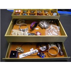 30 PIECES OF JEWELERY & BOX