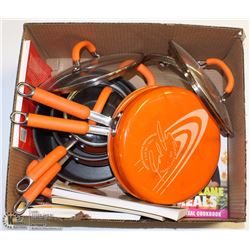 SET OF RACHEAL RAY NON STICK COOKWARE WITH LIDS