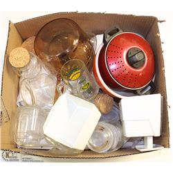 BOX OF ASSORTED ESTATE KITCHENWARES