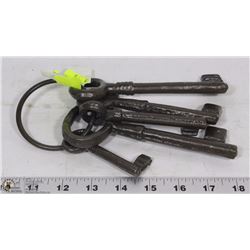 SET OF VINTAGE METAL KEYS