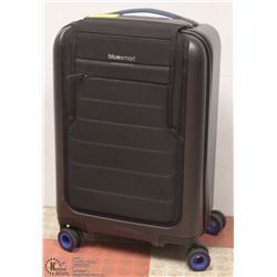 NEW TRAVEL MRE BLUESMART SUITCASE