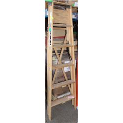 6' WOODEN STEPLADDER