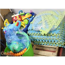 PALLET OF TOTE & BUCKET OF TOYS AND PUZZLE FLOOR