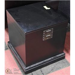SMALL BLACK SQUARE CHEST