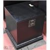 Image 1 : SMALL BLACK SQUARE CHEST