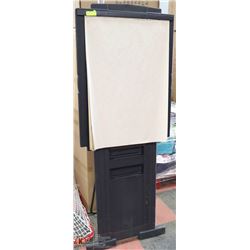 PLASTIC ART  EASEL  WITH PAPER