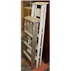 Image 1 : 4' AND 5' WOOD LADDERS SOLD TOGETHER