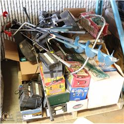 ESTATE PALLET WITH GOLF BALLS, 2 ELECTRIC CADDIES