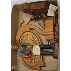 FLAT WITH 2 PULL WOODEN TOYS, 1 WOODEN 12" STATUE