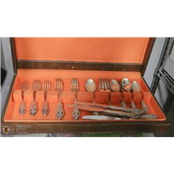 SILVERWARE COLLECTION IN WOOD BOX