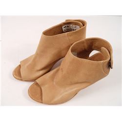Falling Skies Lourdes' (Seychelle Gabriel) Shoes