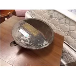 VINTAGE METAL BED PAN - THE CUTHBERT Co.