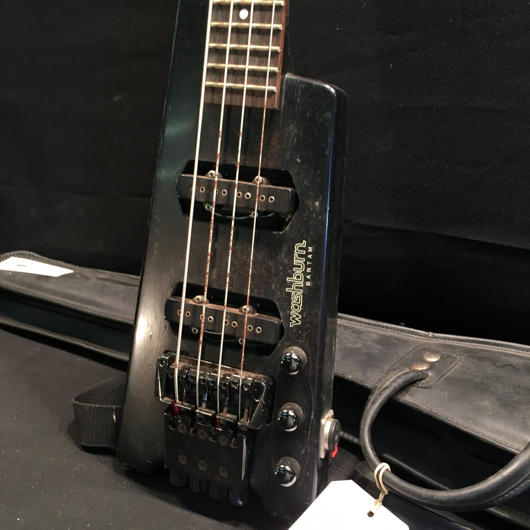 WASHBURN BANTAM 4 STRING HEADLESS ELECTRIC BASS WITH TWO SINGLE COIL WASHBURN BANTAM 4 STRING HEADLESS ELECTRIC BASS WITH TWO SINGLE COIL
