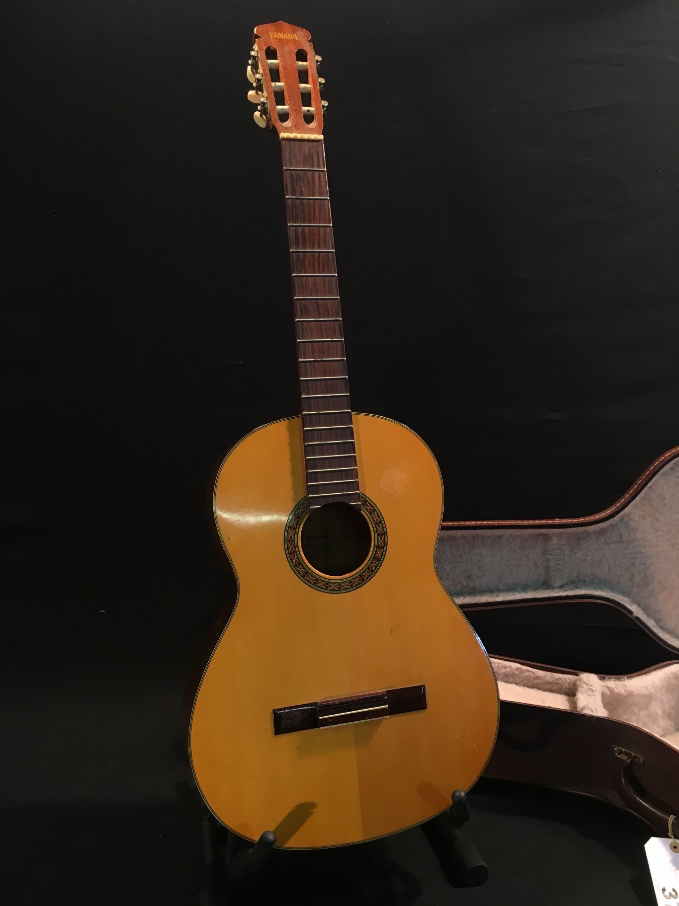 YAMAHA NO. G-120 NYLON STRING GUITAR, MADE BY NIPPON GAKKI CO. IN JAPAN, COMES WITH HARD SHELL CASE