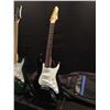Image 2 : 3 GUITARS: AUSTIN, SAMICK, AN D HAMER STRAT STYLE ELECTRIC GUITARS, LOT HAS ONE HARD SHELL CASE AND