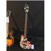 Image 2 : 3 GUITARS: SQUIER STRAT WITH SOFT SHELL CASE, NO NAME MADE IN JAPAN HOLLOW BODY ELECTRIC GUITAR