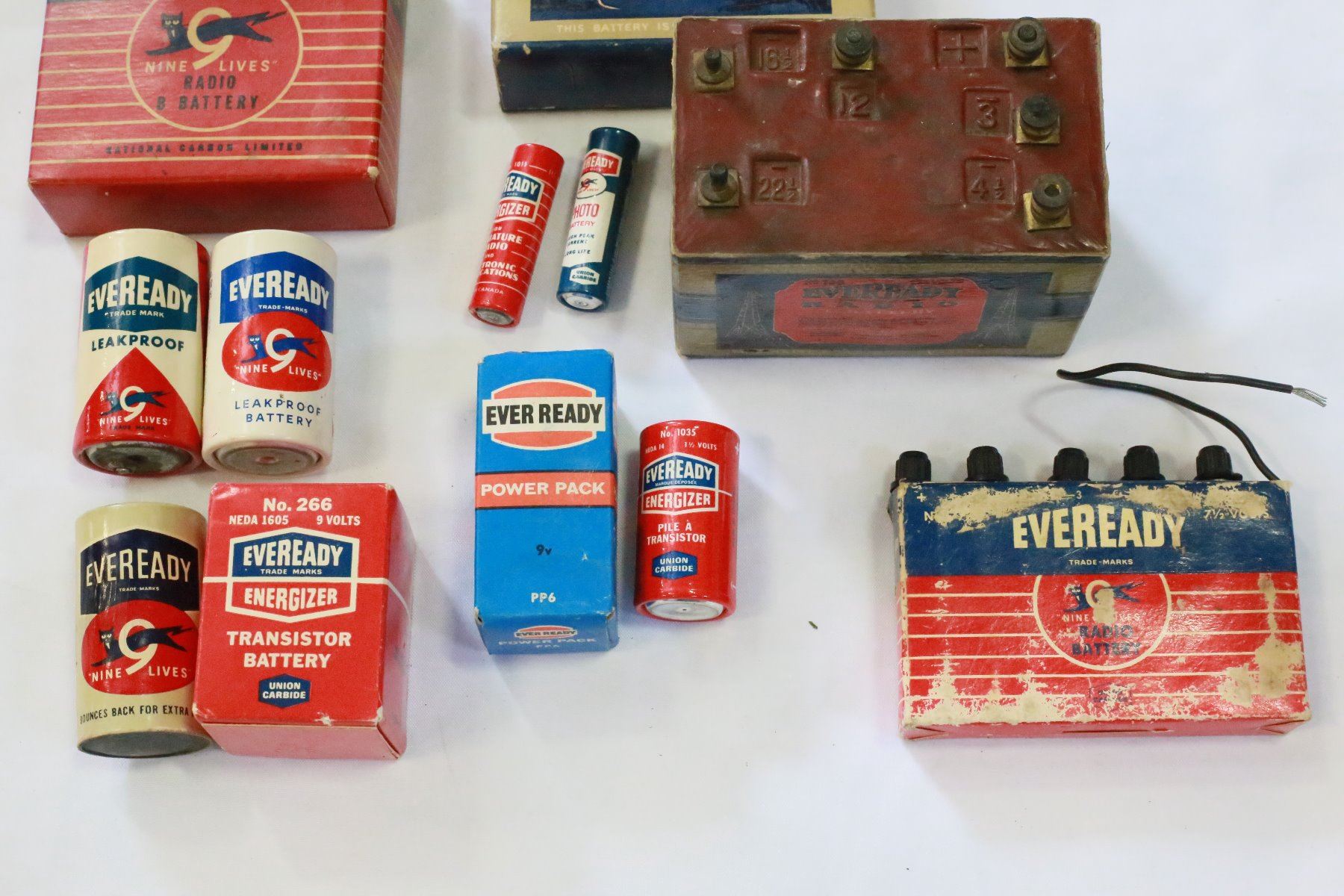 LOT OF VINTAGE EVER READY BATTERIES