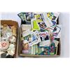 Image 2 : TRAY OF BUTTONS HOCKEY BASEBALL AND OTHER COLLECTIBLE CARDS