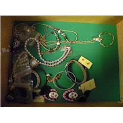 BOX OF 25 PIECES OF JEWELLERY