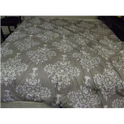 QUEEN SIZE COMFORTER