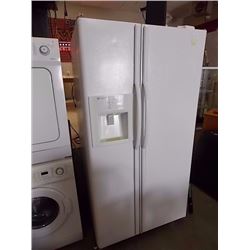 FRIDGE - MAYTAG - WHITE WITH WATER & ICE DISPENSER