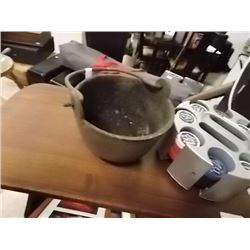 VINTAGE CAST IRON MELTING POT WITH HANDLE