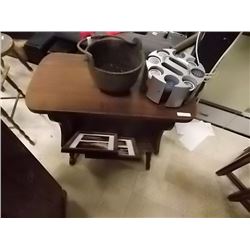 WALNUT MAGAZINE TABLE