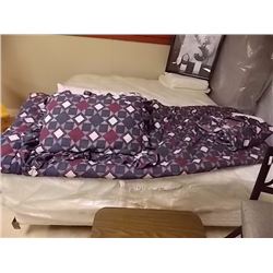 COMFORTER & PILLOWS - 4PC TTL