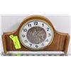 Image 1 : VINTAGE WIND UP MANTEL CLOCK