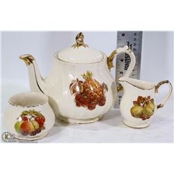 FLAT W/VINTAGE SADLER TEA POT, CREAMER &