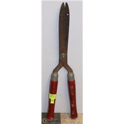 PAIR OF MASTERCRAFT GARDEN SHEERS