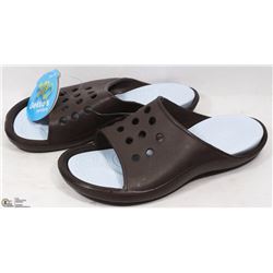 NEW GEKKOS SANDALS SIZE 7/8