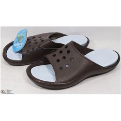 NEW GEKKOS SANDALS SIZE 7/8