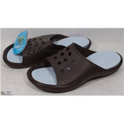 NEW GEKKOS SANDALS SIZE 7/8