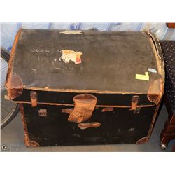 ANTIQUE CANADIAN PACIFIC STEAMER TRUNK