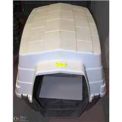 NEW LARGE DOG HOUSE WITH PLASTIC FLAP