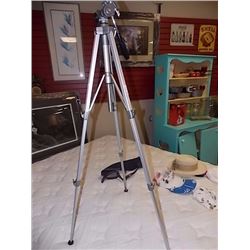COLLAPSIBLE TRIPOD